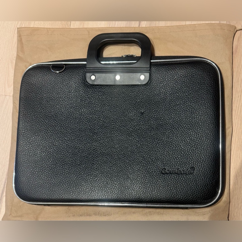 Designed in Italy, Bombata is sleek, minimalistic, contemporary Unisex bag.